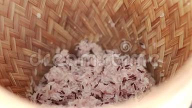 糙米，用竹篮子煮